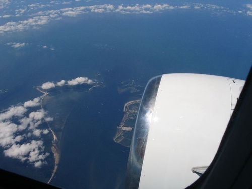 Vista aérea do litoral de dentro do avião